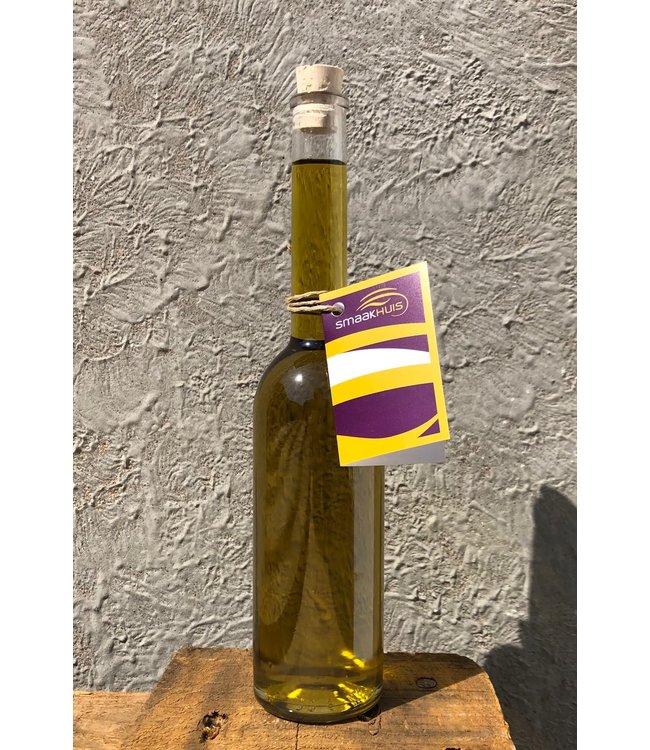 Olive oil infused with basil 200ml.