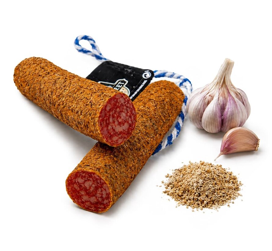Spaanse fuet omhuld met verse knoflook