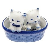 Heinen Delfts blauw Salt and Pepper kittens in Blue Basket