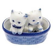 Heinen Delftware Salt and Pepper kittens in Basket Blue