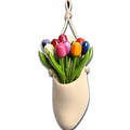 Typisch Hollands Clog Plant Hanger gefüllt mit hölzernen Tulpen (erneuert)