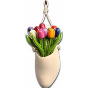 Typisch Hollands Clog Plant Hanger gefüllt mit hölzernen Tulpen (erneuert)