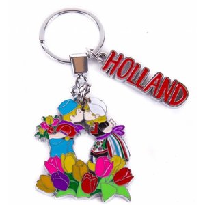 Typisch Hollands Schlüsselbund küssendes Paar mit Tulpen Holland