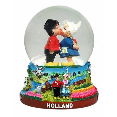 Typisch Hollands Snow globe with kissing couple medium size