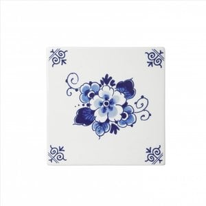 Heinen Delftware Delft blue tile with a floral pattern