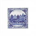 Heinen Delftware Delftsblauwe tegel met Amsterdamse grachtenpanden.