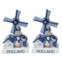 Typisch Hollands Kussend paar - Molens Peper en Zoutvaatjes
