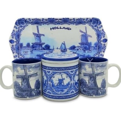 typisch-hollands-geschenkpakket Holland gift with tin of syrup waffles - Mugs and tray - Delft blue