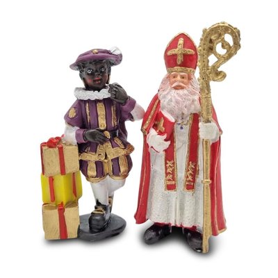 Typisch Hollands Sinterklaas und das Geschenk Piet stehend.