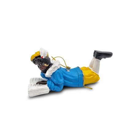 Typisch Hollands Zwarte Piet reads book