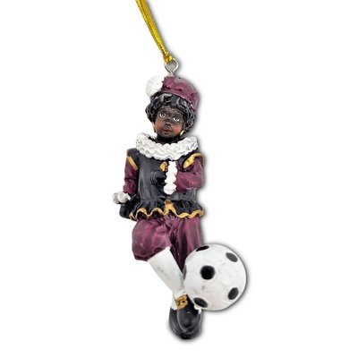 Typisch Hollands Schwarzer Piet mit einem Fußball