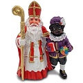 Typisch Hollands Sinterklaas en de hoofdpiet staand.