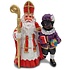 Typisch Hollands Sinterklaas en de hoofdpiet staand.