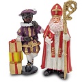 Typisch Hollands Sinterklaas en de CadeauPiet staand.