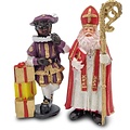 Typisch Hollands Sinterklaas und das Geschenk Piet stehend.