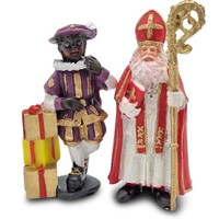 Typisch Hollands Sinterklaas en de CadeauPiet staand.