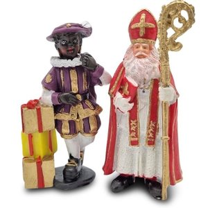 Typisch Hollands Sinterklaas und das Geschenk Piet stehend.