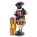 Typisch Hollands Zwarte Piet bij stapel pakjes