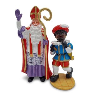 Typisch Hollands Sinterklaas en Cadeau-Piet staand. (groot)