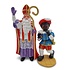 Typisch Hollands Sinterklaas en Cadeau-Piet staand. (groot)
