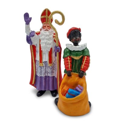 Typisch Hollands Sinterklaas und Piet mit einer Tüte voller Geschenke. (Groß)