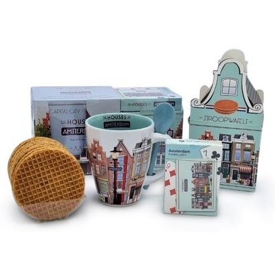 Typisch Hollands Geschenkset Becher und Stroopwafels – (Giebelhäuser) mit KOSTENLOSEN Spielkarten