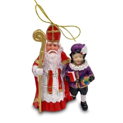 Typisch Hollands Sinterklaas en Piet met roetvegen staand.