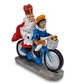 Typisch Hollands Sint en Piet met roetvegen op de fiets