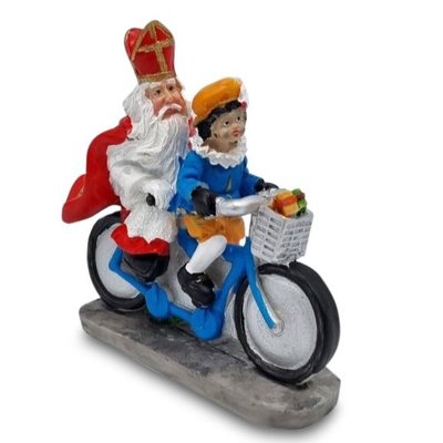 Typisch Hollands Sint en Piet met roetvegen op de fiets