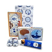 typisch-hollands-geschenkpakket Hollandse lekkernijen -  Goodiebag met houten klompjes