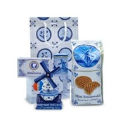 typisch-hollands-geschenkpakket Dutch delicacies - Goodiebag with Delft blue windmill