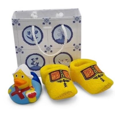 www.typisch-hollands-geschenkpakket.nl Baby gift package (0-6 months) - Farmer yellow slippers