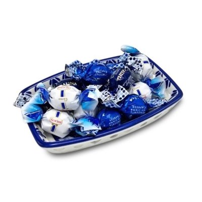 Typisch Hollands Delft blue bowl with luxurious praline chocolate balls.