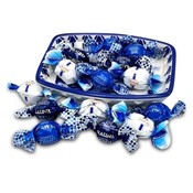 Typisch Hollands Delfter blaue Schüssel mit luxuriösen Pralinen-Schokoladenkugeln.