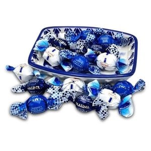 Typisch Hollands Delft blue bowl with luxurious praline chocolate balls.
