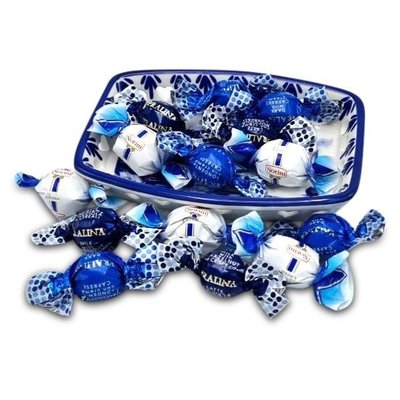 Typisch Hollands Delfter blaue Schüssel mit luxuriösen Pralinen-Schokoladenkugeln.