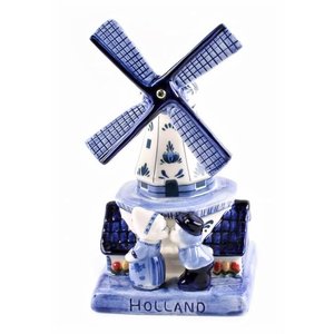 Typisch Hollands Delfter Blaue Windmühle mit küssenden Paar