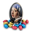 Typisch Hollands Easter egg (tin) filled with chocolate eggs - the girl with the pearl 150 grams