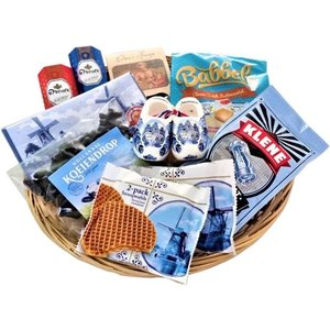 typisch-hollands-geschenkpakket Korb mit typisch holländischen Köstlichkeiten
