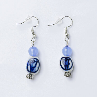 Heinen Delfts blauw Delft blue earrings with tulip bead and blue pill