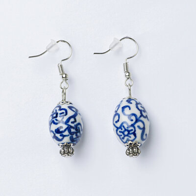Heinen Delfts blauw Delft Blue earrings - Floral motif and silver-colored cup