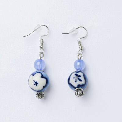 Heinen Delfts blauw Ohrringe mit Delfter-Blau-Blume und blauer Pille