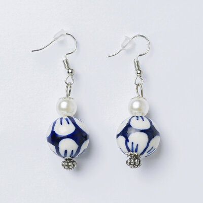 Heinen Delfts blauw Oorbellen Delfts blauwe bloem en zilver kroontje