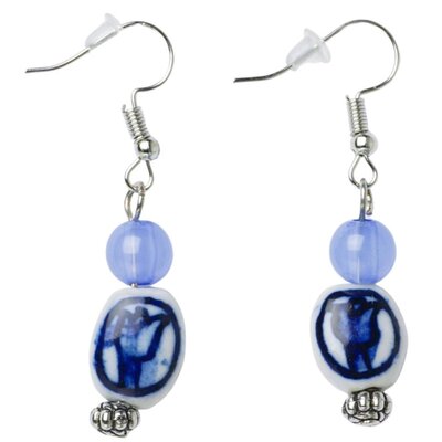 Heinen Delfts blauw Delft blue earrings with tulip bead and blue pill