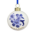 Typisch Hollands Christmas ornament around Delft blue flowers with gold