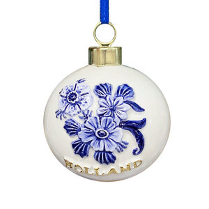 Typisch Hollands Christmas ornament around Delft blue flowers with gold