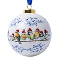 Heinen Delftware Große weiße Weihnachtskugel – 8 cm mit Waldvögeln mit Weihnachtsmützen
