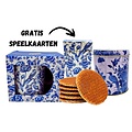 Typisch Hollands Stroopwafels in einer Dose und einem Becher mit KOSTENLOSEN Spielkarten