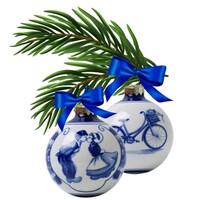 Heinen Delfts blauw Set mit 2 Delfter-blauen, dekorierten Weihnachtskugeln (7 cm): Küssendes Paar und Fahrrad