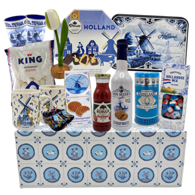 typisch-hollands-geschenkpakket Delft blue gift package - sweets and 2 mugs